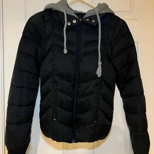 Stylish Black Puffer Jacket with Gray Hood